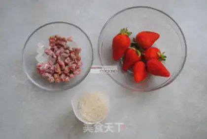 Make The pink lady with the strawberries step 0