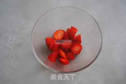 Make The pink lady with the strawberries step 1