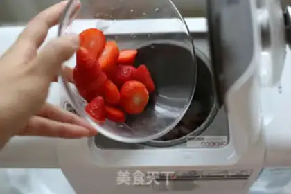 Make The pink lady with the strawberries step 3