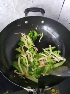 Make White orchid mushroom fried eggs step 5