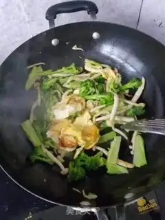 Make White orchid mushroom fried eggs step 6