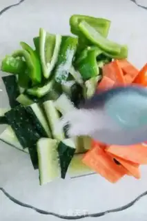 Make Carrot cucumber pepper pickles step 1