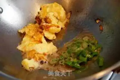 Make Scrambled eggs in a heartline step 2
