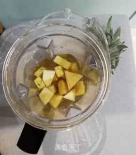 Make A glass of gold pineapple step 2