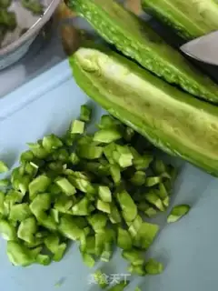 Make Suffering pepper and fried eggs step 1