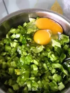 Make Suffering pepper and fried eggs step 3