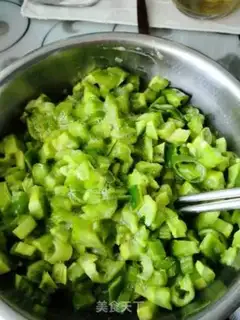 Make Suffering pepper and fried eggs step 4