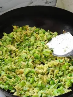 Make Suffering pepper and fried eggs step 6