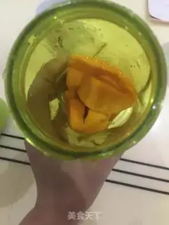 Make Mango milkshake step 1