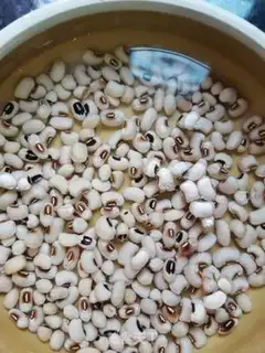 Make Chicken claw soup step 1