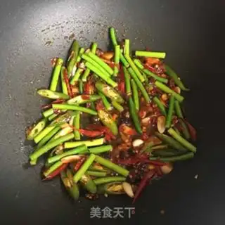 Make Garlic fried pig skin step 5