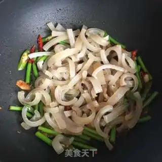 Make Garlic fried pig skin step 6