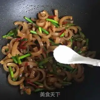Make Garlic fried pig skin step 7