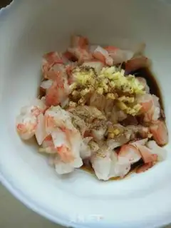 Make cucumber egg shrimp dumplings step 1