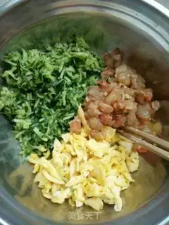 Make cucumber egg shrimp dumplings step 2