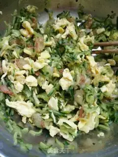 Make cucumber egg shrimp dumplings step 3