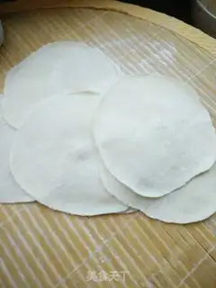 Make cucumber egg shrimp dumplings step 4