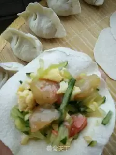 Make cucumber egg shrimp dumplings step 5