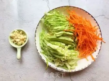 Make A cold-mixed fan dish step 1
