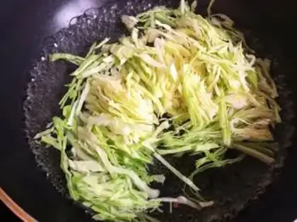 Make A cold-mixed fan dish step 2
