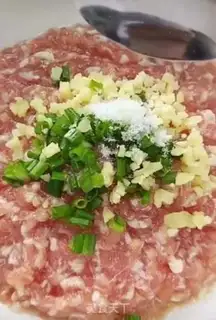 Make Roses steam meat dumplings step 1