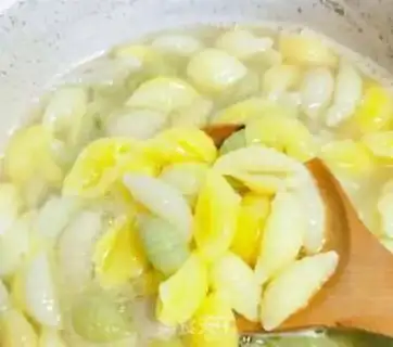 Make Tomato eggs fried conch noodles step 1