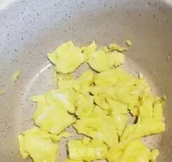 Make Tomato eggs fried conch noodles step 5