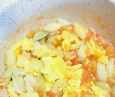 Make Tomato eggs fried conch noodles step 8