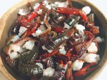 Make Spicy dry pot lobster step 1