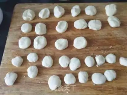 Make Fresh meat mooncake step 2