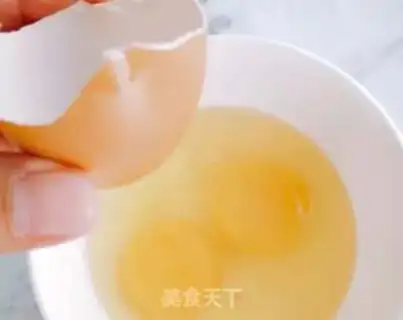 Make Cracking eggs step 1