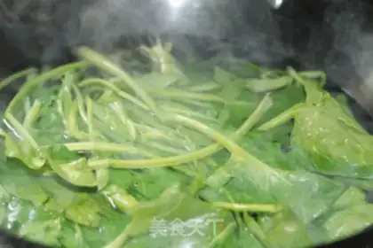 Make Spicy spinach step 1