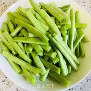 Make Dry salsa sauce and beans step 1