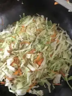 Make Carbage carrot egg noodles step 2