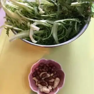 Make Nuts and salad step 0