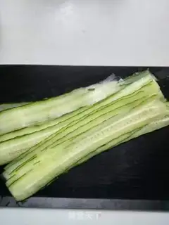 Make Cool cucumber rolls step 1