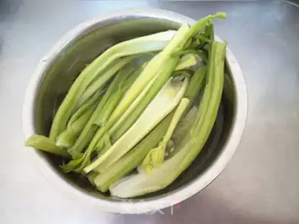 Make Celery pork dumplings step 1