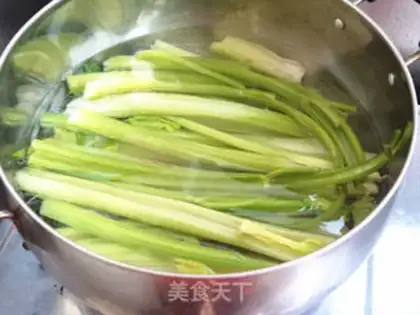 Make Celery pork dumplings step 2