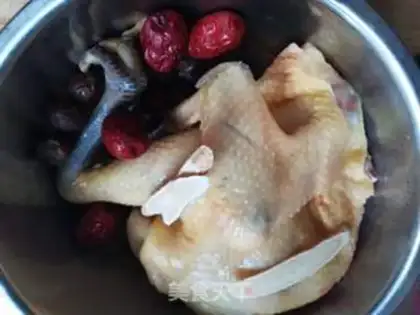 Make A chicken with red dates step 3