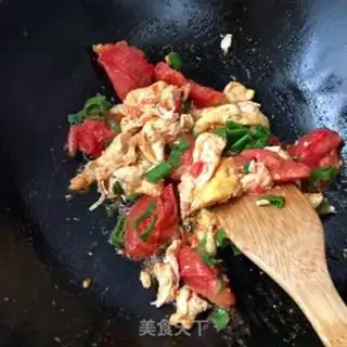 Make Tomato fried eggs step 8