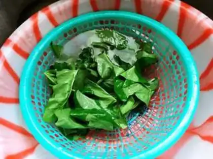 Make Empty cabbage egg soup step 1