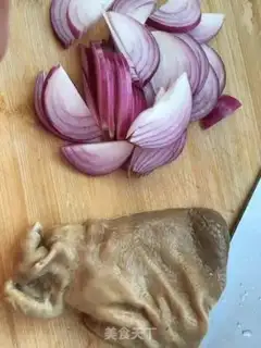 Make Onion fried belly step 0