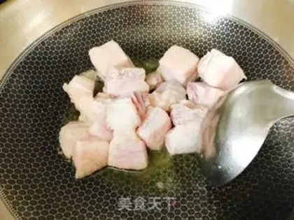Make Red chicken claws with pork step 1