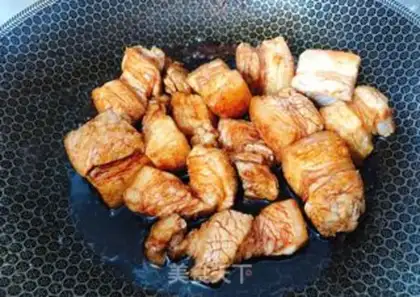 Make Red chicken claws with pork step 2