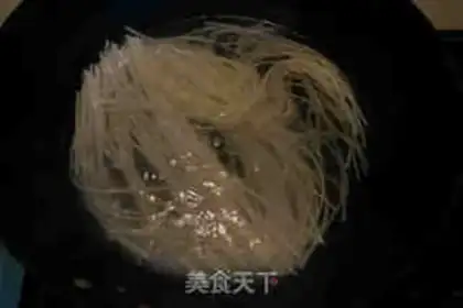 Make Sand and egg pepper noodles step 2