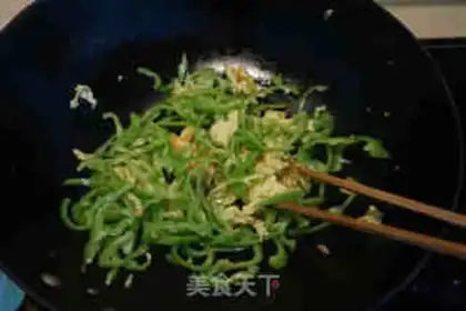 Make Sand and egg pepper noodles step 5