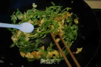 Make Sand and egg pepper noodles step 6