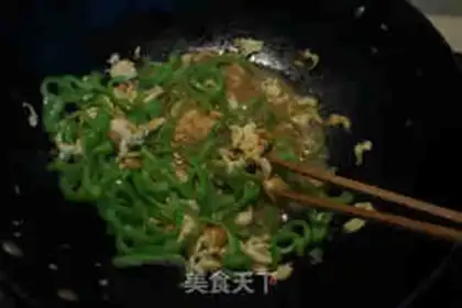 Make Sand and egg pepper noodles step 8