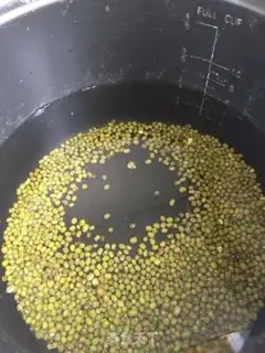 Make Iced green bean soup step 1
