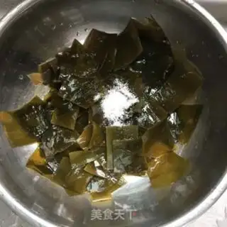 Make Ribbon seaweed soup step 2